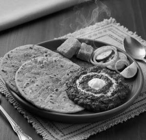 Sarson Ka Saag With Maaki Ki Roti 2 Pcs + 2 Pcs. Sugar Free Jaggery (Gud)