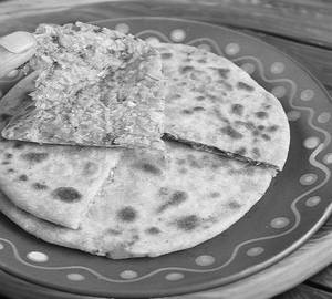 Gobhi Paratha [ 2 Pieces / 1 Person ]