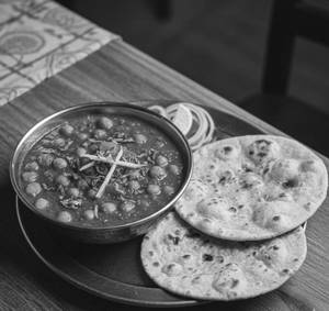 Chole With 2 Tandoori Roti