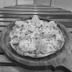 Cheesy Chicken Momo Pizza
