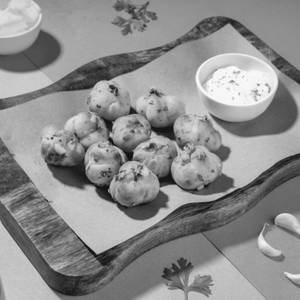 Signature Garlic Knots with Cheesy Dip