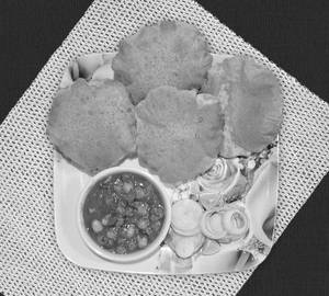 Puri with chole [4 pieces]