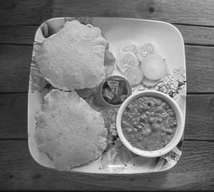Puri with aloo matar sabji [4 pieces]