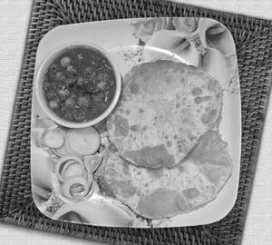 Chole bature [2 pieces]