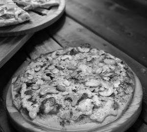 Veg roasted kaju veggies pizza