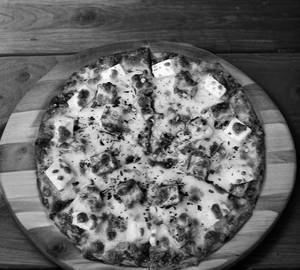 Veg tandoori paneer pizza