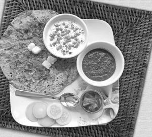 Aloo paratha with butter [1 piece]