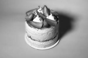 Fresh Strawberry & Lemon Cream Cake (200g)