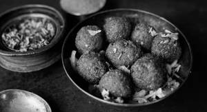 Kola Urundai (2 Pcs)