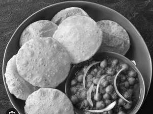 Chole Sabzi With 4 Poori Thali