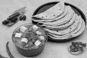 4 Pulka + Paneer Curry