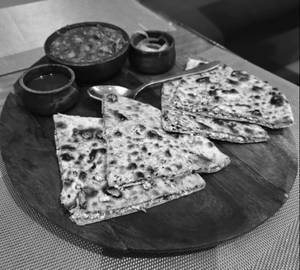 Garlic Kulcha With Chana [1 Pcs]