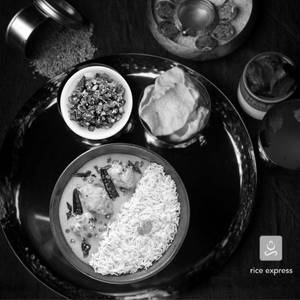 Kadhi 250 Ml + Chawal 450 Ml + Veg 250 Ml + Fryums + Pickle