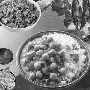 Chole 250 Ml + Chawal 450 Ml + Veg 250 Ml + Fryums + Pickle