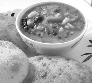 Aloo poori (4pcs) with raita