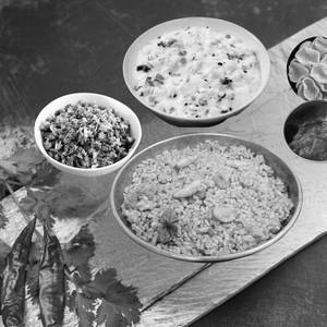 Poondu Kuzhambu Rice 450 Ml+curd Rice 250 Ml+veg 250 Ml+fryums+pickle