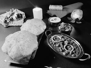Paneer Wale Bhature With Chole (2 Pc)
