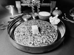 Gobhi Pyaaz Paratha (1 Pc - Palak Base Whole Wheat)