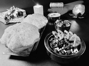 Paneer Wale Bhature With Pindi Chole (2 Pc Dilli Estyle)