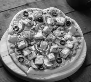 Chilli Paneer Pizza [8 inches, Serves 2]