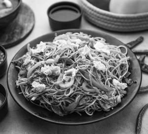 Egg Hakka Noodles [Serves 2]