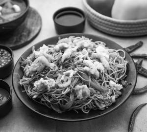 Chicken Hakka Noodles [Serves 2]