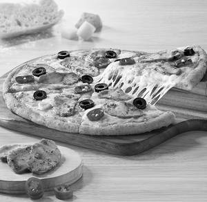 Sourdough Slim Fiery Peri Peri Chicken Pizza (Med)