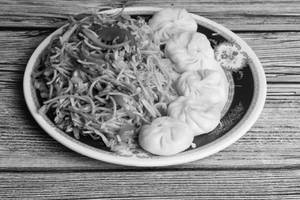 Momos [10 pieces] with noodles