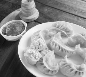 Paneer steamed momos with butter garlic sauce [10 pieces]