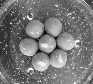 Dry Fruit Besan Laddu