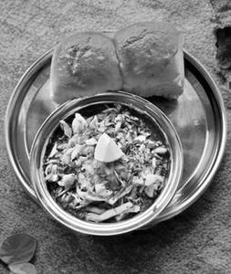 Misal Pav [with 2 Pavs]