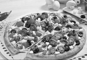 Medium Deluxe Veggie Pizza 