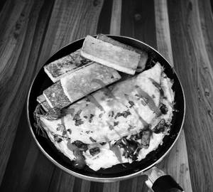 Tandoori chicken bread omlette
