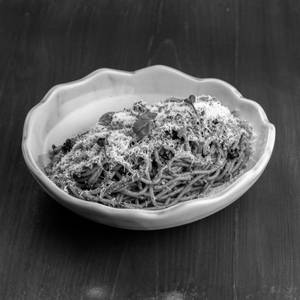 Black garlic cacio e pepe