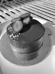 Eggless Chocolate Strawberry Bemto Cake