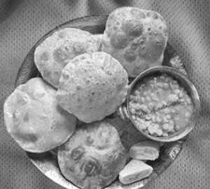 Luchi (4 pcs) + chholar dal + misti