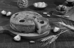 Strawberry Almond Cake [500 Gms]