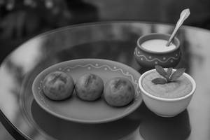 Bihari Style Ghee Litti [3 Pieces] With Dahi Pudina Chutney
