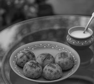 Bihari Style Fried Litti With Dahi Pudina Dhaniapatti Chutney