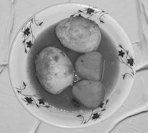 Dim aloo diye jhol (2 pcs)