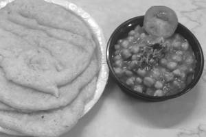Vrindavan White Chole [260 ml] With 5 Soft Butter Fried Kulcha