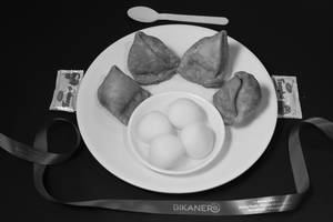 Samosa (4 Pcs) + Rasgulla (4 Pcs)