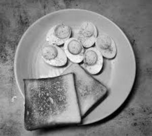 Boiled egg and bread toast (2 pcs)
