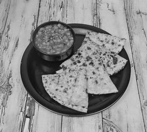 Amritsari Kulcha With Chana