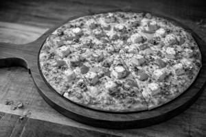 Grilled Cottege Cheese (paneer) Pizza (v)