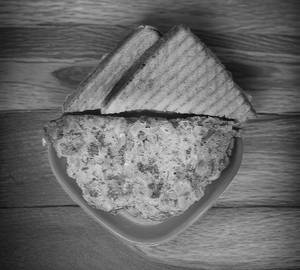 Tosted bread with omelette
