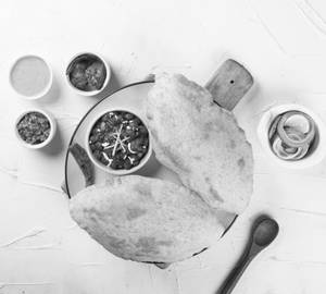 Spl. Chholley Bhature (Paneer Wale)