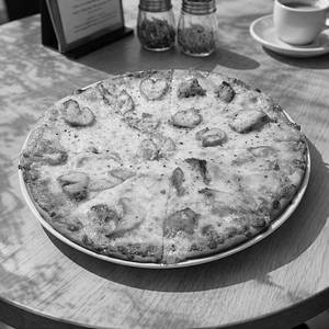 Chicken Tikka Pizza (10 Inches)