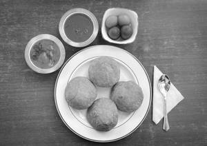 4 Pcs Onion Kachori + 4 Pcs Hot Gulab Jamun