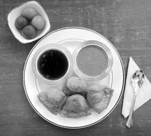 4 Pcs Samosa + 4 Pcs Hot Gulab Jamun